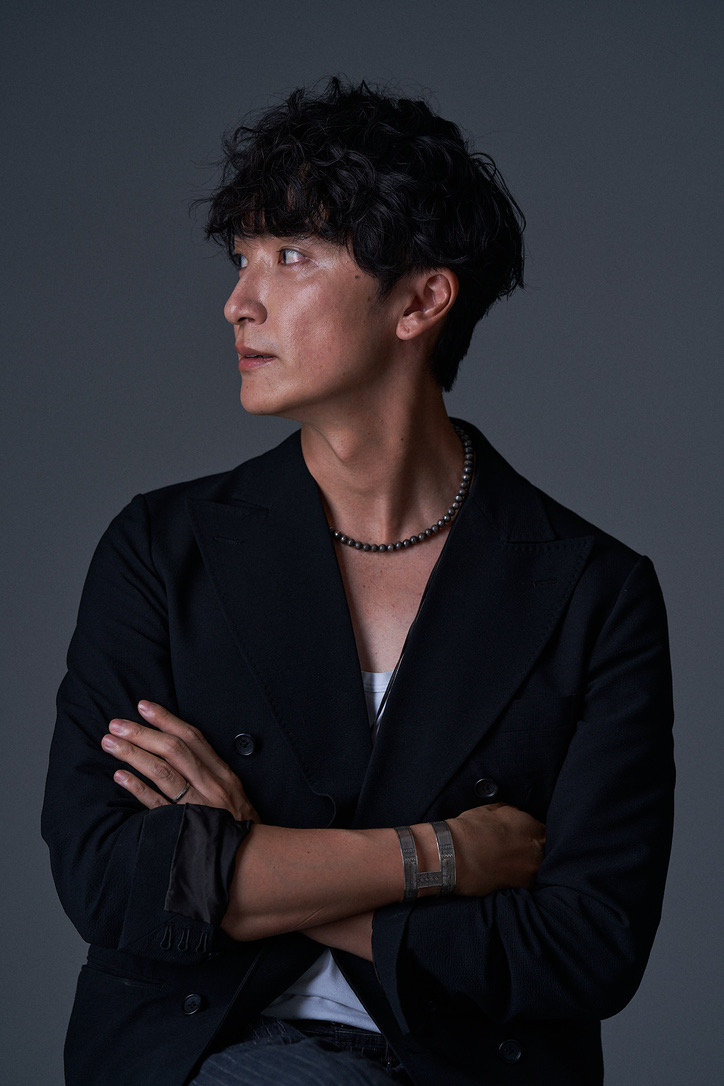 黒いジャケットを着た加賀谷隼輔のポートレート